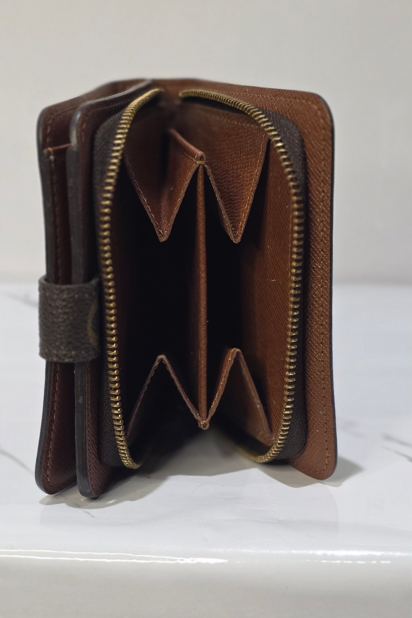 Pre- Owned Louis Vuitton Monogram Compact Wallet